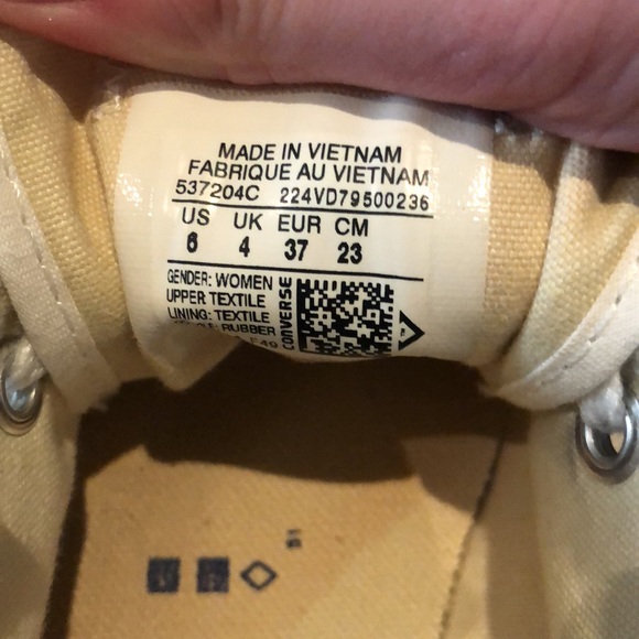 White basic converse - Picture 2 of 4